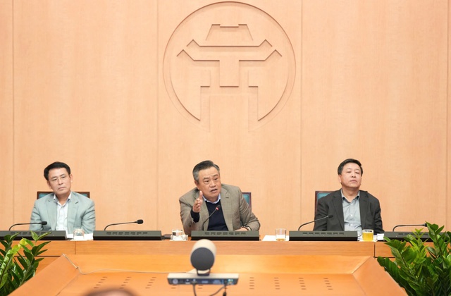 Chairman of the Hanoi People's Committee Tran Sy Thanh listened to the report on the problems and gave instructions for 712 projects behind schedule. Photo: VGP