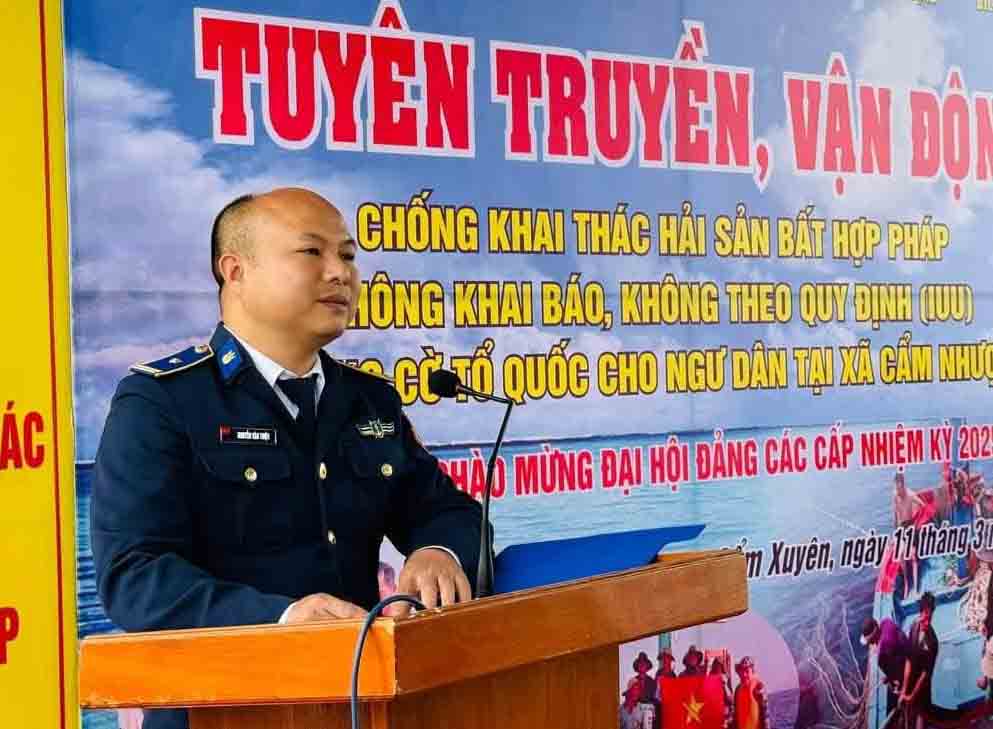 Squadron 2 officers propagate against illegal fishing for fishermen in Cam Nhuong commune. Photo: Hoai Thuong.