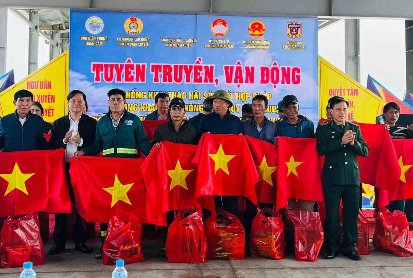 Tang Co To quoc cho ngu dan. Anh: Hoai Thuong.