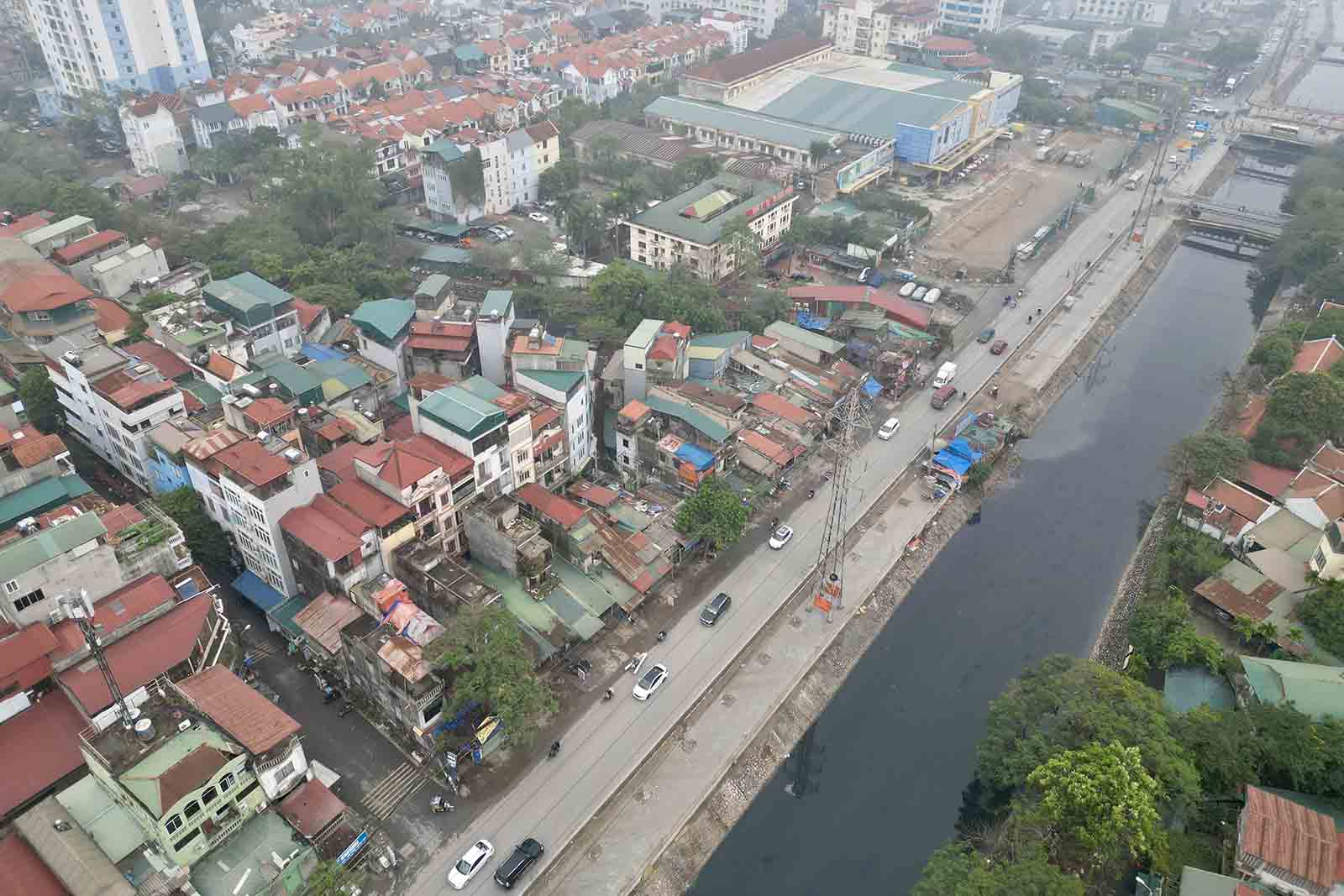 Nhiều căn nhà trên đường Tam Trinh chưa được giải phóng mặt bằng. Ảnh: Hữu Chánh 