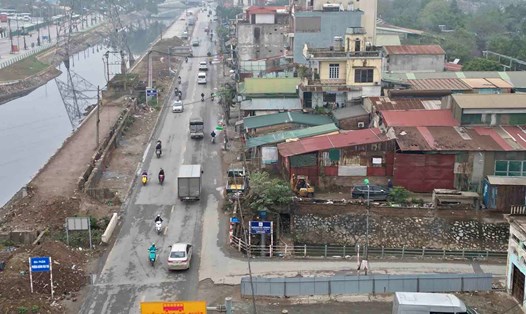 Mặt bằng giao chậm đang cản tiến độ dự án mở rộng đường Tam Trinh (quận Hoàng Mai, Hà Nội). Ảnh: Hữu Chánh