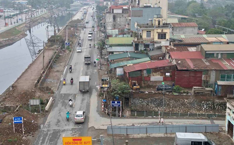 The slow handover of land is hindering the progress of the Tam Trinh road expansion project (Hoang Mai district, Hanoi). Photo: Huu Chanh