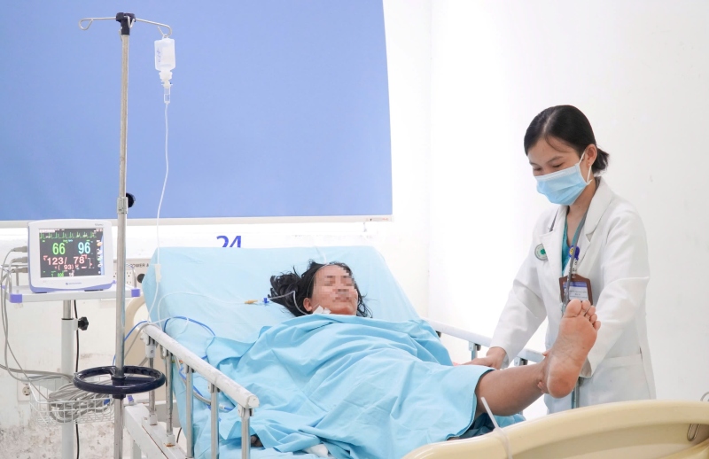 Patients in Quang Ngai were hospitalized in critical condition due to to toad fish poisoning. Photo: Truong An