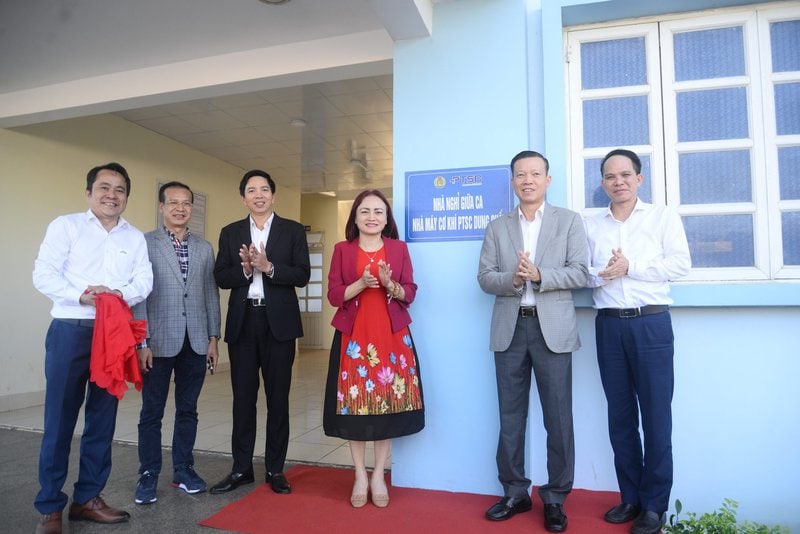 Ms. Nghiem Thuy Lan (4th from left) - President of the Vietnam Oil and Gas Trade Union - at the handover ceremony of the mid-term restoration and repair project for PTSC Quang Ngai staff and workers. Photo: Trade Union