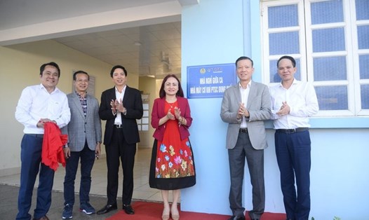 Bà Nghiêm Thùy Lan (thứ tư từ trái sang) - Chủ tịch Công đoàn Dầu khí Việt Nam - tại lễ bàn giao công trình bảo dưỡng sửa chữa nhà nghỉ giữa ca cho cán bộ, công nhân viên PTSC Quảng Ngãi. Ảnh: CĐCS