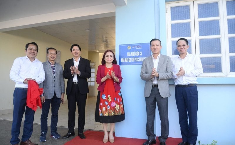 Ms. Nghiem Thuy Lan (4th from left) - President of the Vietnam Oil and Gas Trade Union - at the handover ceremony of the mid-term restoration and repair project for PTSC Quang Ngai staff and workers. Photo: Trade Union