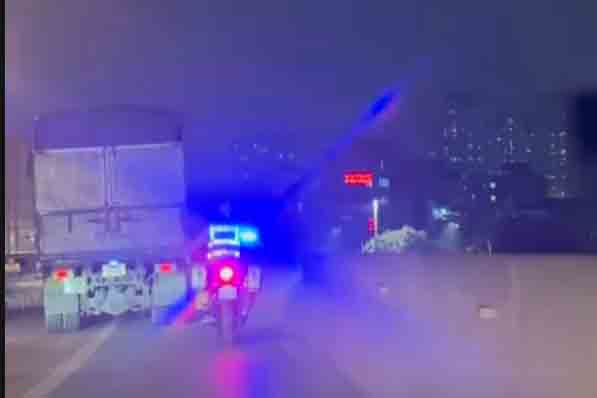 Senior Lieutenant Dang Thai Thinh drove a motorbike to guide a taxi carrying a patient to the emergency room. Screenshot