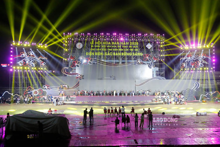 The stage of the opening ceremony of the Ban Flower Festival seen from stand B, Dien Bien Provincial Stadium.