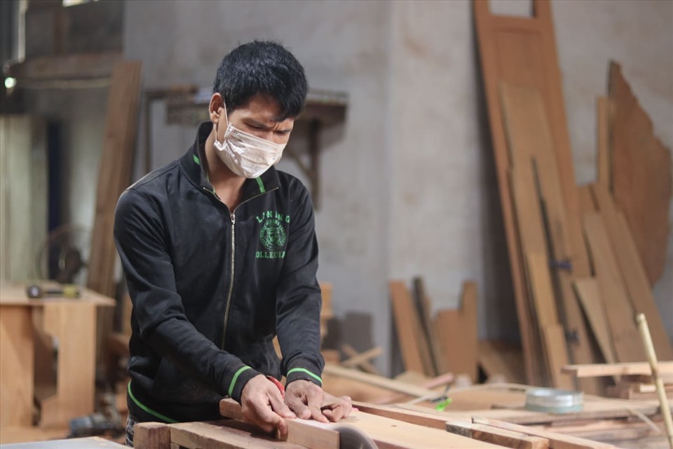 Hien Giang craft village industrial cluster in Thuong Tin district has main occupations of wood carving, wood carving... Photo: Lan Nhi