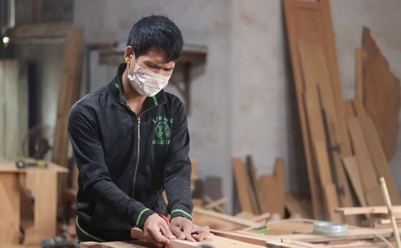 Hien Giang craft village industrial cluster in Thuong Tin district has main occupations of wood carving, wood carving... Photo: Lan Nhi