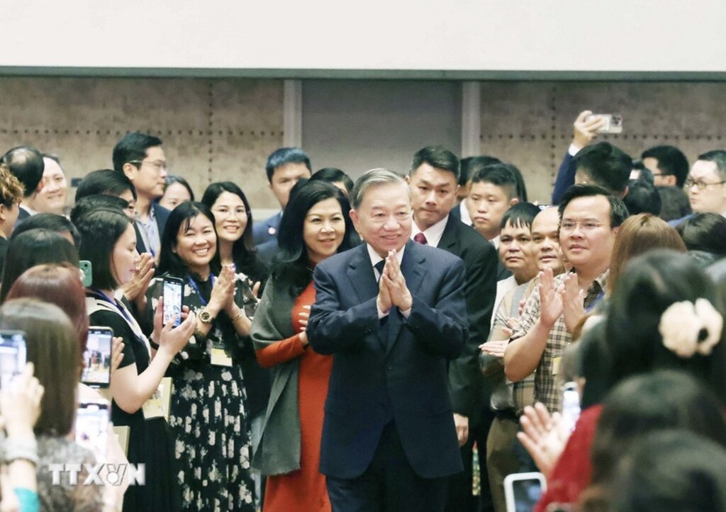 General Secretary To Lam and his wife met with officials and staff of the Vietnamese Embassy in Singapore and more than 200 representatives of the Vietnamese community in Singapore. Photo: VNA