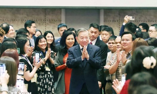 Tổng Bí thư Tô Lâm và Phu nhân gặp gỡ cán bộ, nhân viên Đại sứ quán Việt Nam tại Singapore và hơn 200 đại diện cộng đồng người Việt Nam tại Singapore. Ảnh: TTXVN