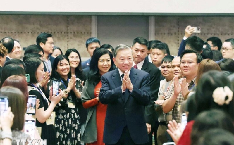 General Secretary To Lam and his wife met with officials and staff of the Vietnamese Embassy in Singapore and more than 200 representatives of the Vietnamese community in Singapore. Photo: VNA