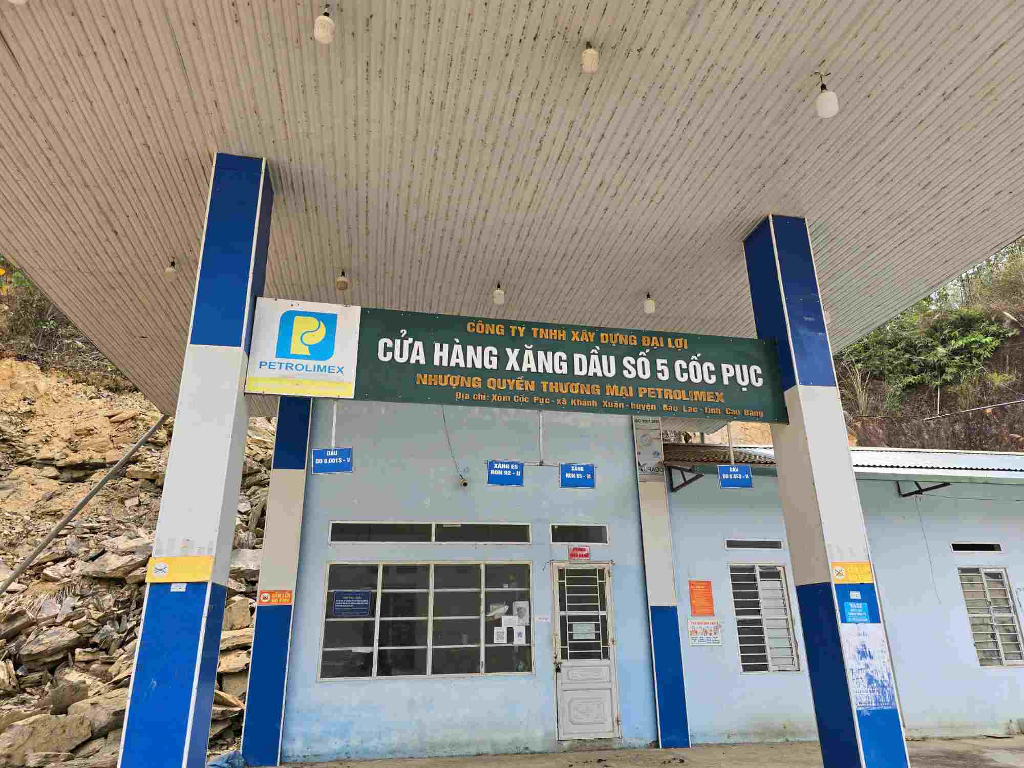 Cửa hàng xăng dầu của Công ty Đại Lợi đóng cửa, tháo trụ bơm và ngừng hoạt động. Ảnh: Tân Văn