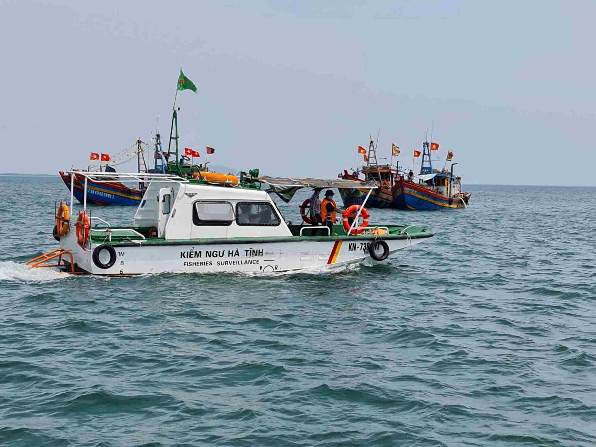 Ha Tinh Fisheries Control Force increases patrols and controls at sea to combat IUU fishing. Photo: Tran Tuan