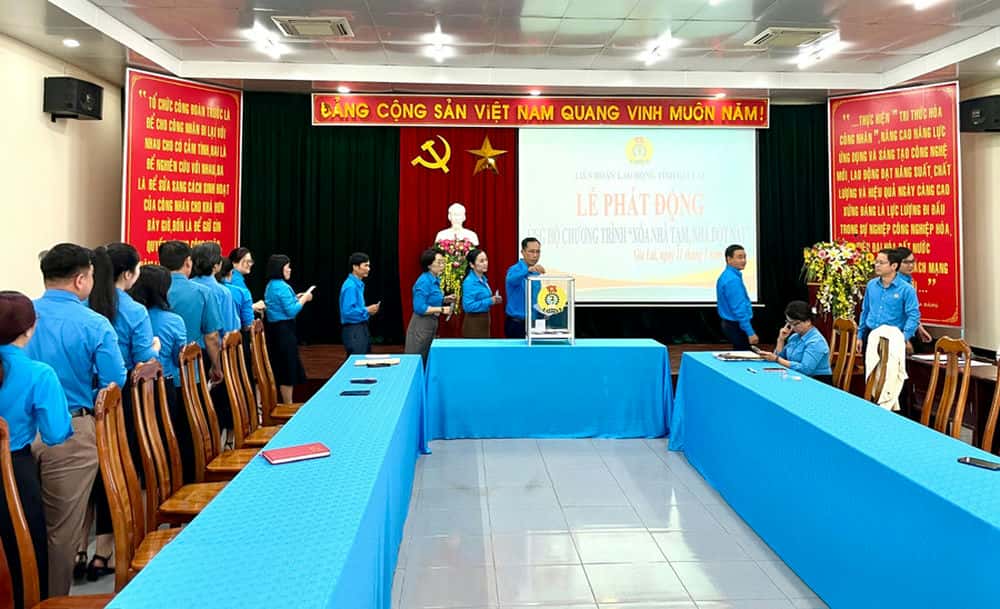 Cadres, civil servants, and employees of the Provincial Federation of Labor and affiliated units responded to the program to eliminate temporary and dilapidated houses. Photo: Thanh Tuan