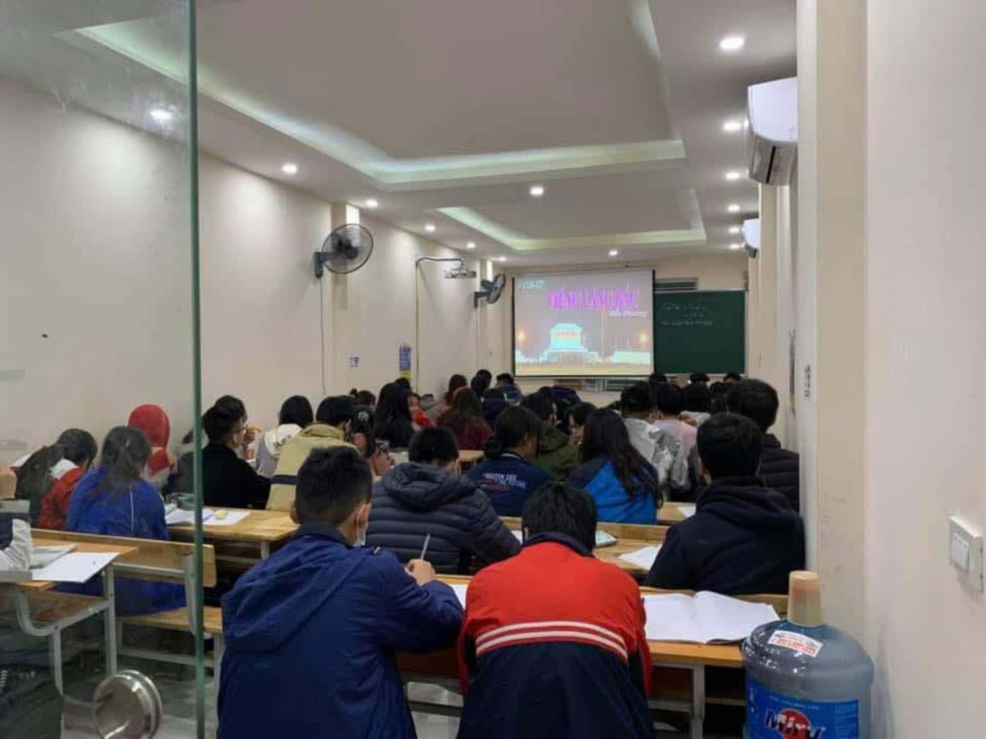The training center was full during the "sprint" stage of the 10th grade entrance exam. Photo: Thuy Linh