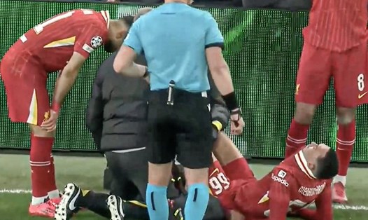 Trent Alexander-Arnold chấn thương ở trận gặp PSG, nhiều khả năng không thể đá trận chung kết Cúp Liên đoàn Anh cho Liverpool. Ảnh: Cắt từ video