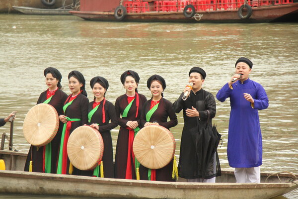 ร้องเพลง Quan Ho บนเรือในหมู่บ้าน Tho Ha (เมือง Viet Yen, Bac Giang) ภาพ: พอร์ทัลเมืองเวียดเยน