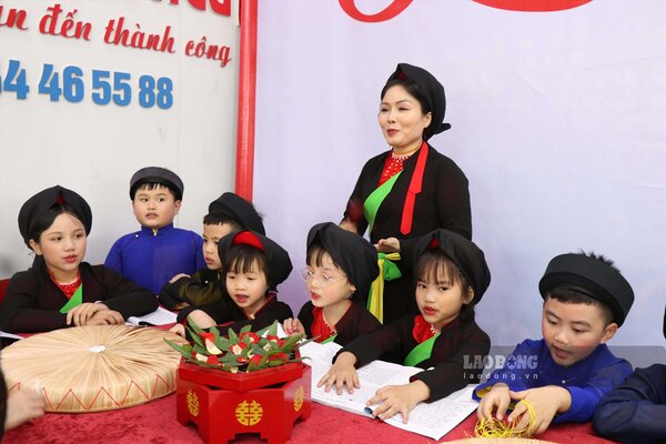 A meeting at the Quan Ho club in Hoan Son commune (Tien Du, Bac Ninh). Photo: Van Truong