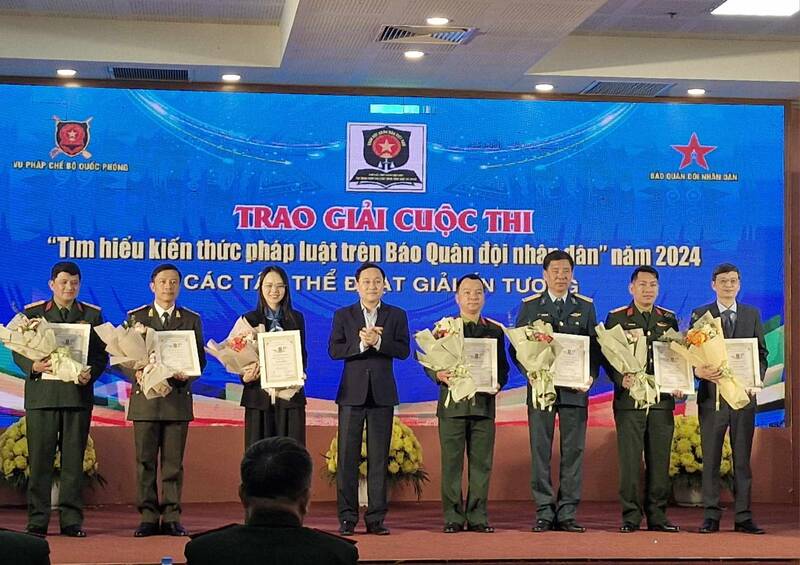 Summary of the contest "Learning about legal knowledge on the People's Army Newspaper" in 2024. Photo: Thu Giang