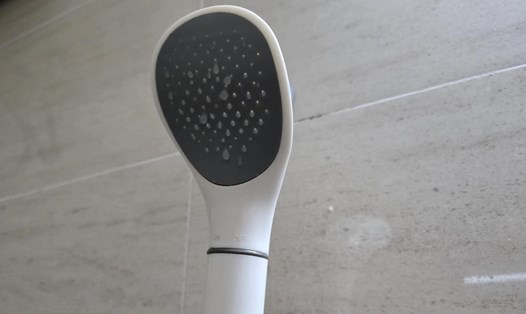 Làm sạch cặn canxi trong vòi sen sẽ giúp sản phẩm đạt hiệu quả  tối ưu khi sử dụng. Ảnh: Đạt