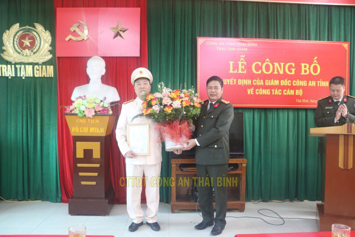 Colonel Vu Manh Ha - Deputy Secretary of the Party Committee, Deputy Director of Thai Binh Provincial Police presented the decision and presented flowers to congratulate Lieutenant Colonel Phan Trung Kien. Photo: Thai Binh Provincial Police