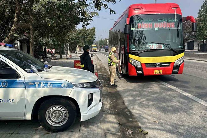 Viec giai quyet ho so cap, doi GPLX cho nguoi dan can duoc thuc hien nhanh chong, kip thoi de giup nguoi dan du dieu kien, yen tam khi dieu khien phuong tien luu thong. Anh: Tran Tuan.