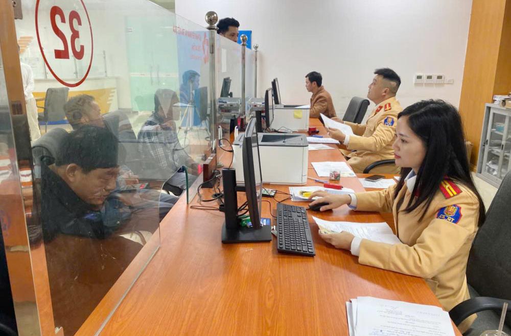 Officers and soldiers of the Traffic Police Department of Ha Tinh Province Police receive and process documents for granting and exchanging driving licenses for people at the Ha Tinh Provincial Public Administration Center. Photo: Ha Tinh Police.