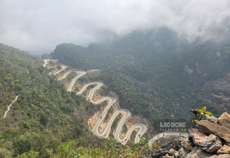 Plastic waste surrounds the Khau Coc Cha Pass viewing area. Photo: Tan Van.