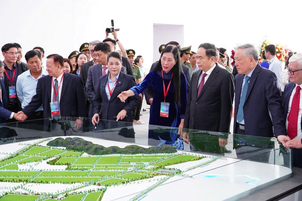 National Assembly Chairman Tran Thanh Man attended the groundbreaking ceremony of the VSIP II Quang Ngai Industrial Park Project. Photo: Tang Thu.