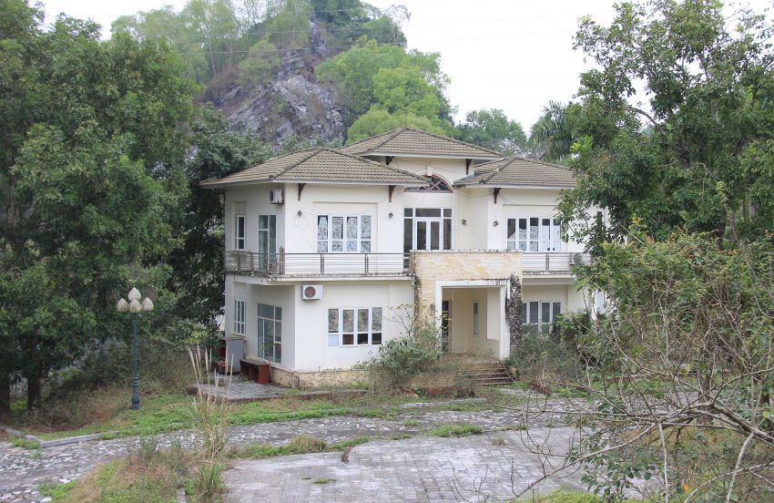 4 khu biệt thự được đánh số A,B,C,D được thiết kế là nơi ở của lãnh đạo cấp cao, chuyên gia khi tham dự hội nghị giờ cỏ mọc um tùm, hoang phế. Ảnh: Xuân Hùng
