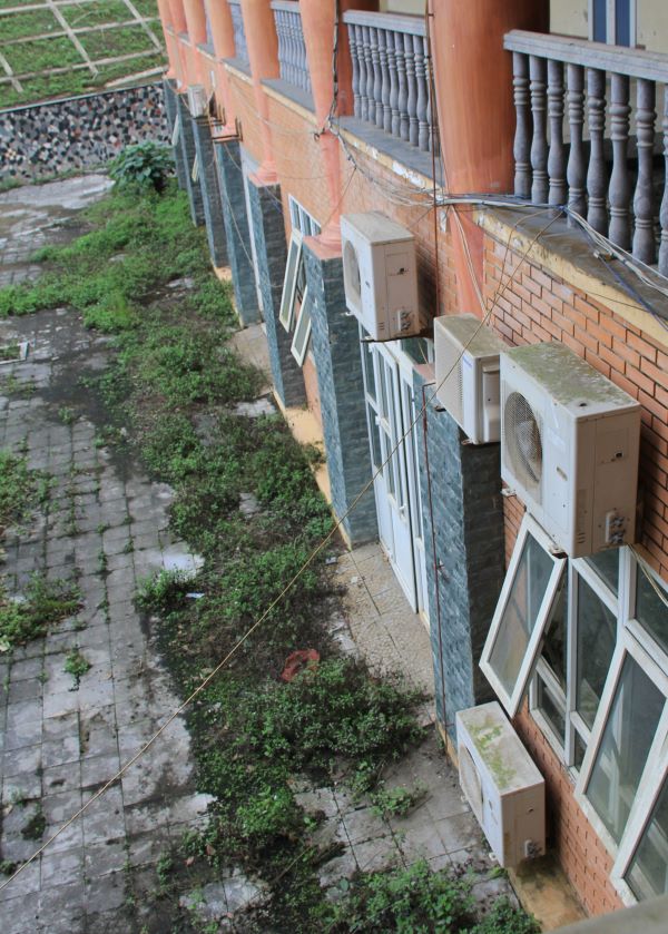 Máy móc, trang thiết bị là tài sản công bị vứt bỏ mặc mưa nắng. Ảnh: Xuân Hùng