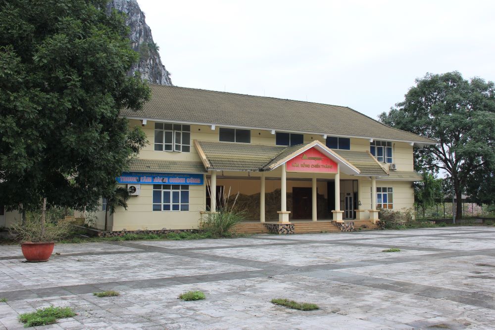 Khi triển khai, lãnh đao tỉnh Thanh Hóa thời điểm năm 2012 kỳ vọng sẽ là nơi tổ chức các sự kiện, hội nghị lớn ngay bên cạnh làng cổ Đông Sơn và di tích Hàm Rồng. Vậy nhưng, giờ đây, tất cả đã bỏ hoang... Ảnh: Xuân Hùng