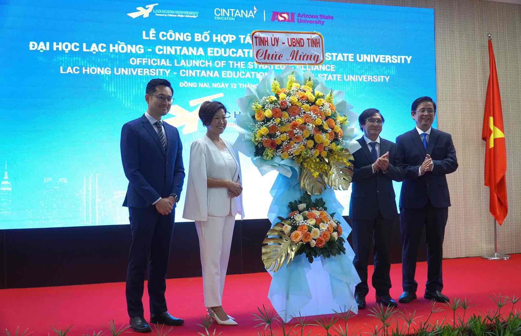 Representatives of the leaders of the Provincial Party Committee and People's Committee of Dong Nai province congratulated Lac Hong University. Photo: HAC