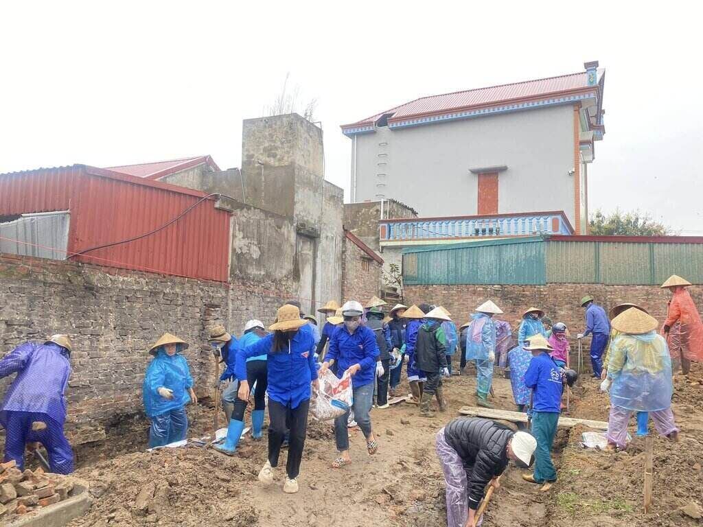For example, young people and assistants participated in the excavation of the demolition of temporary and dilapidated houses in Gia Loc district. Photo: Hai Duong Provincial Portal