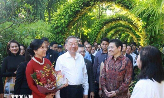 Tổng Bí thư Tô Lâm và Phu nhân Ngô Phương Ly dự lễ đặt tên hoa lan tại Vườn lan Quốc gia thuộc Vườn thực vật Singapore. Ảnh: TTXVN