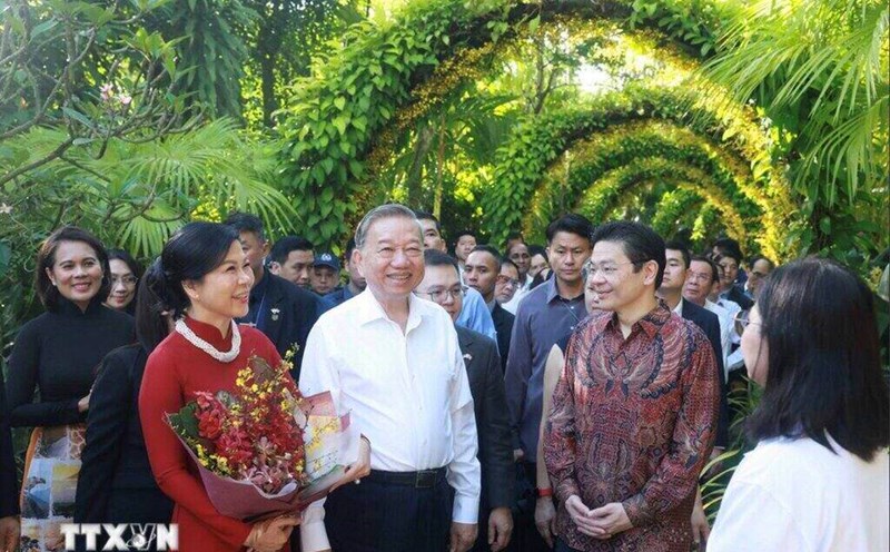 General Secretary To Lam and his wife Ngo Phuong Ly attended the rattan Naming Ceremony at the National Rattan Park in the Singapore Plant Park. Photo: VNA