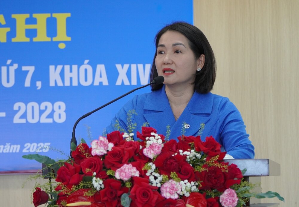 Bà Nguyễn Thị Ánh Lan - tân Chủ tịch Liên đoàn Lao động tỉnh Quảng Ngãi phát biểu tại Hội nghị. Ảnh: Viên Nguyễn