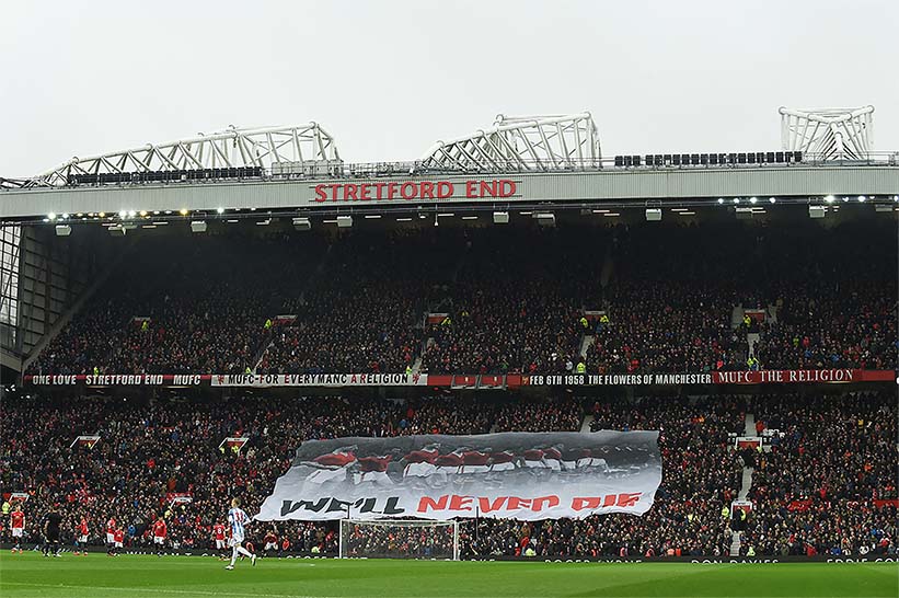 Khan dai Stretford End luon la diem tua tinh than rat lon voi Man United. Anh: AFP