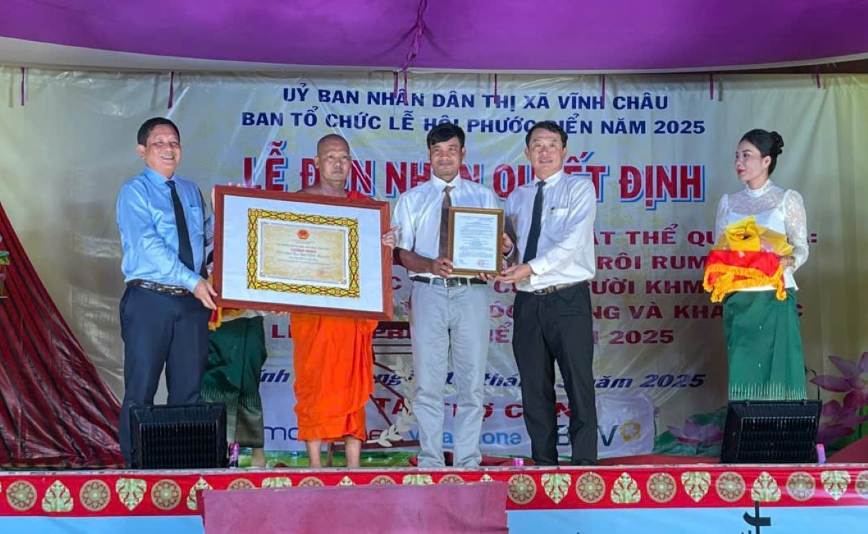 Lanh dao UBND tinh Soc Trang, Thi Uy Vinh Chau trao quyet dinh cua Bo Van hoa - The thao va du lich cong nhan Le hoi Phuoc bien la Di san van hoa phi vat the quoc gia. Anh: Phuong Anh