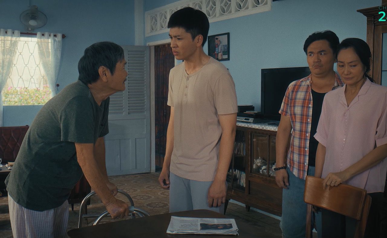 Bai Cong Khanh and the stars in "The New Year". Photo: Producer.