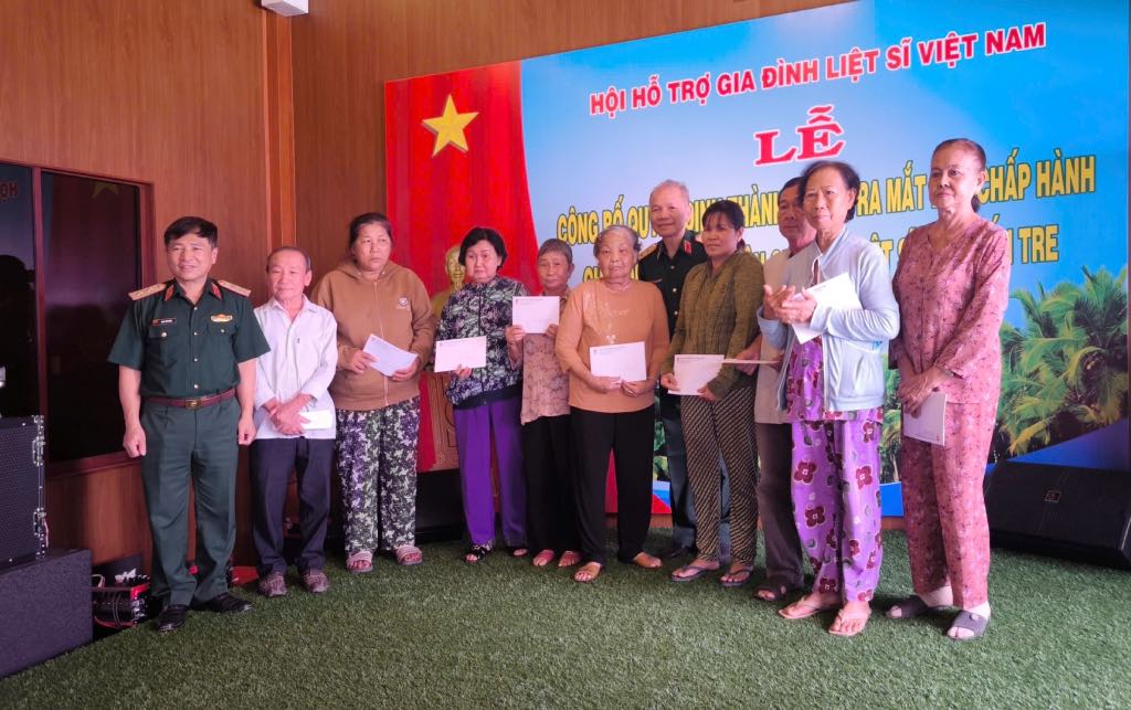 Hoi Ho tro Gia dinh Liet si Viet Nam trao cac phan qua cho cac Me Viet Nam Anh hung va than nhan gia dinh liet si tai tinh Ben Tre. Anh: Thanh Nhan