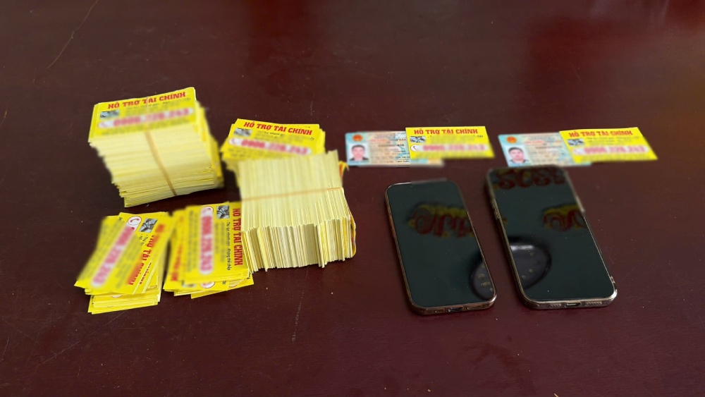 The two subjects distributing loan leaflets were caught red-handed by the police. Photo: Tien Dung