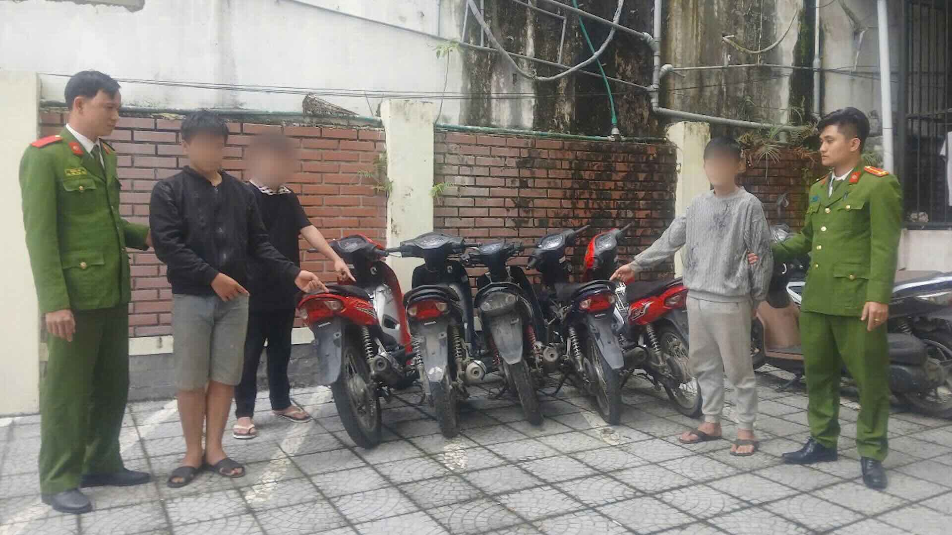 Các thiếu niên cùng số tang vật là xe máy trộm cắp được. Ảnh: Trần Hồng.