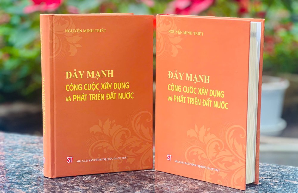 The book "Promoting the cause of national construction and development" by former President Nguyen Minh Triet. Photo: Ai Van