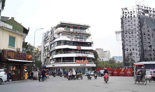 Tòa nhà "Hàm cá mập" sẽ được phá dỡ để mở rộng không gian Hồ Gươm. Ảnh: Hữu Chánh