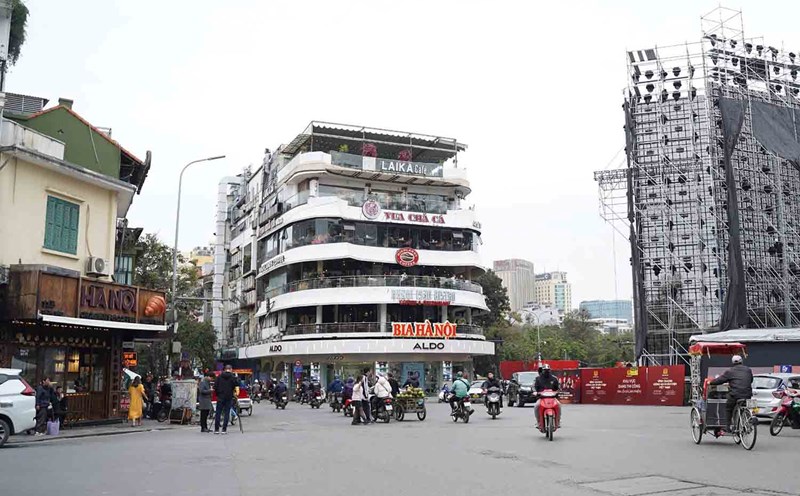 The "Shark's Arms" building will be demolished to expand the space of Hoan Kiem Lake. Photo: Huu Chanh