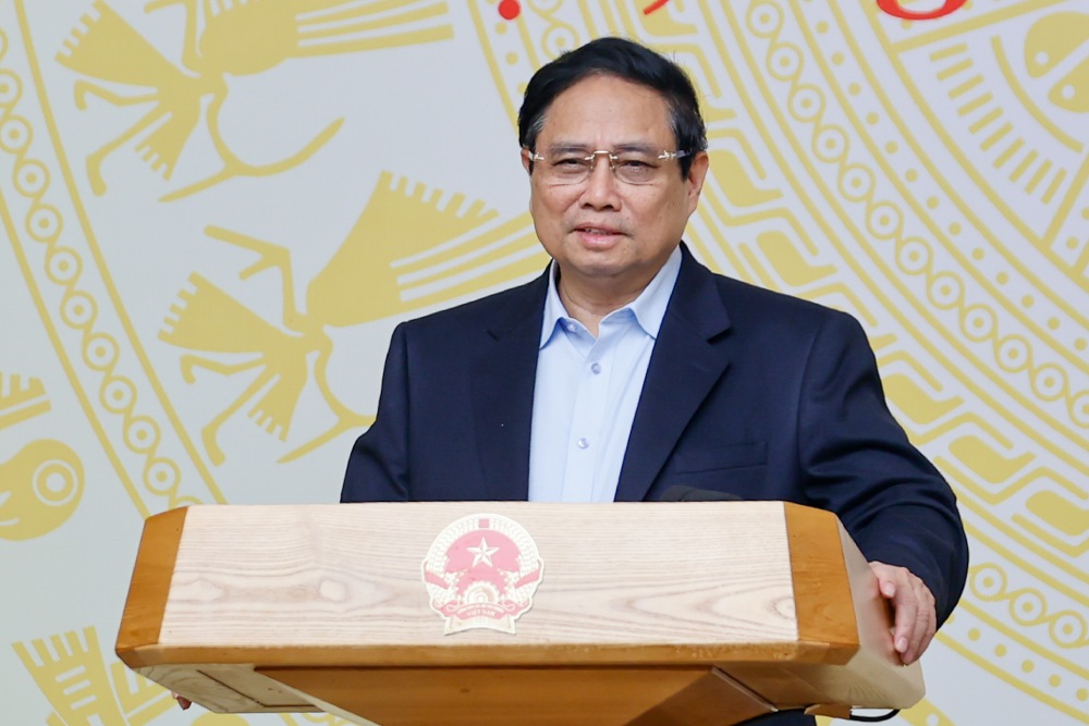 Politburo member and Prime Minister Pham Minh Chinh assigned the Ministry of Finance to continue encouraging insurance companies to research and supplement new insurance products. Photo: VGP