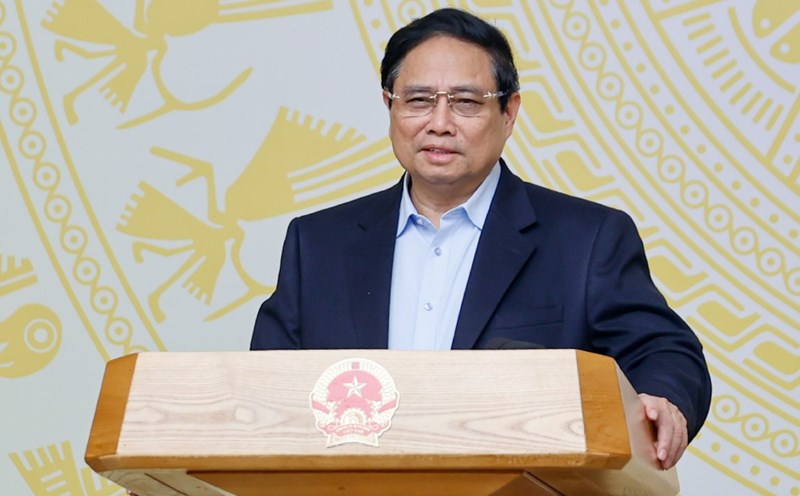 Politburo member and Prime Minister Pham Minh Chinh assigned the Ministry of Finance to continue encouraging insurance companies to research and supplement new insurance products. Photo: VGP